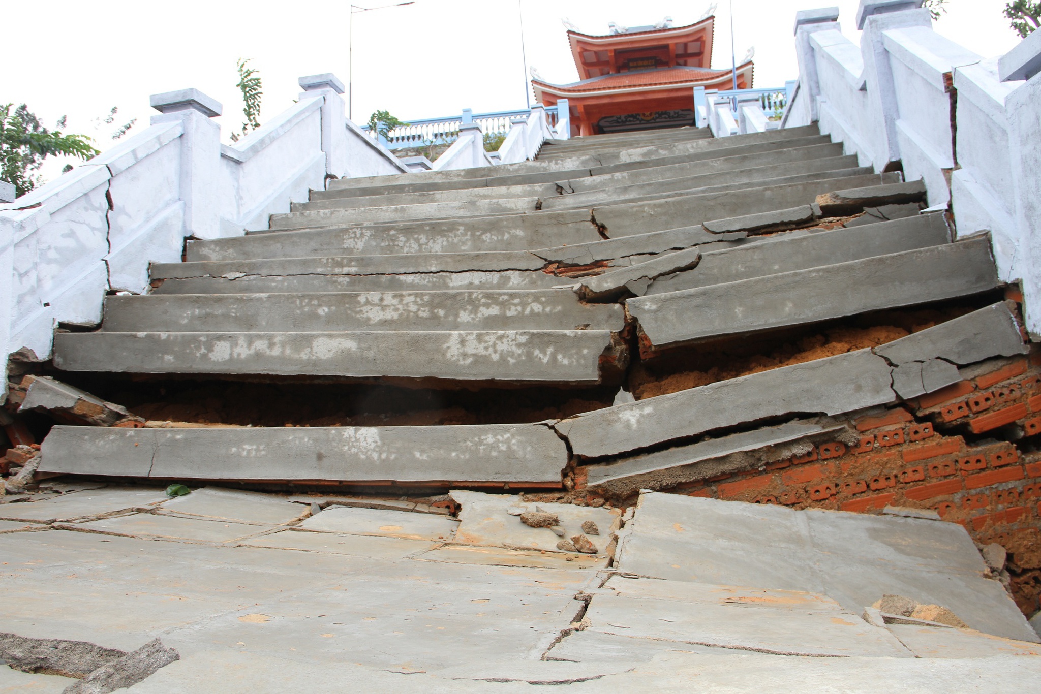 Đắk Lắk Đài tưởng niệm liệt sĩ vừa xây xong đã hư hỏng nặng sau đợt mưa lớn