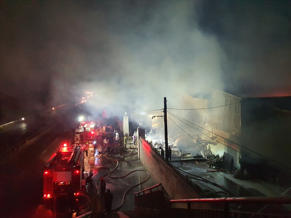 Hải Phòng Khói lửa bao trùm xưởng giấy tư nhân rộng hàng nghìn m2 tại huyện An Dương