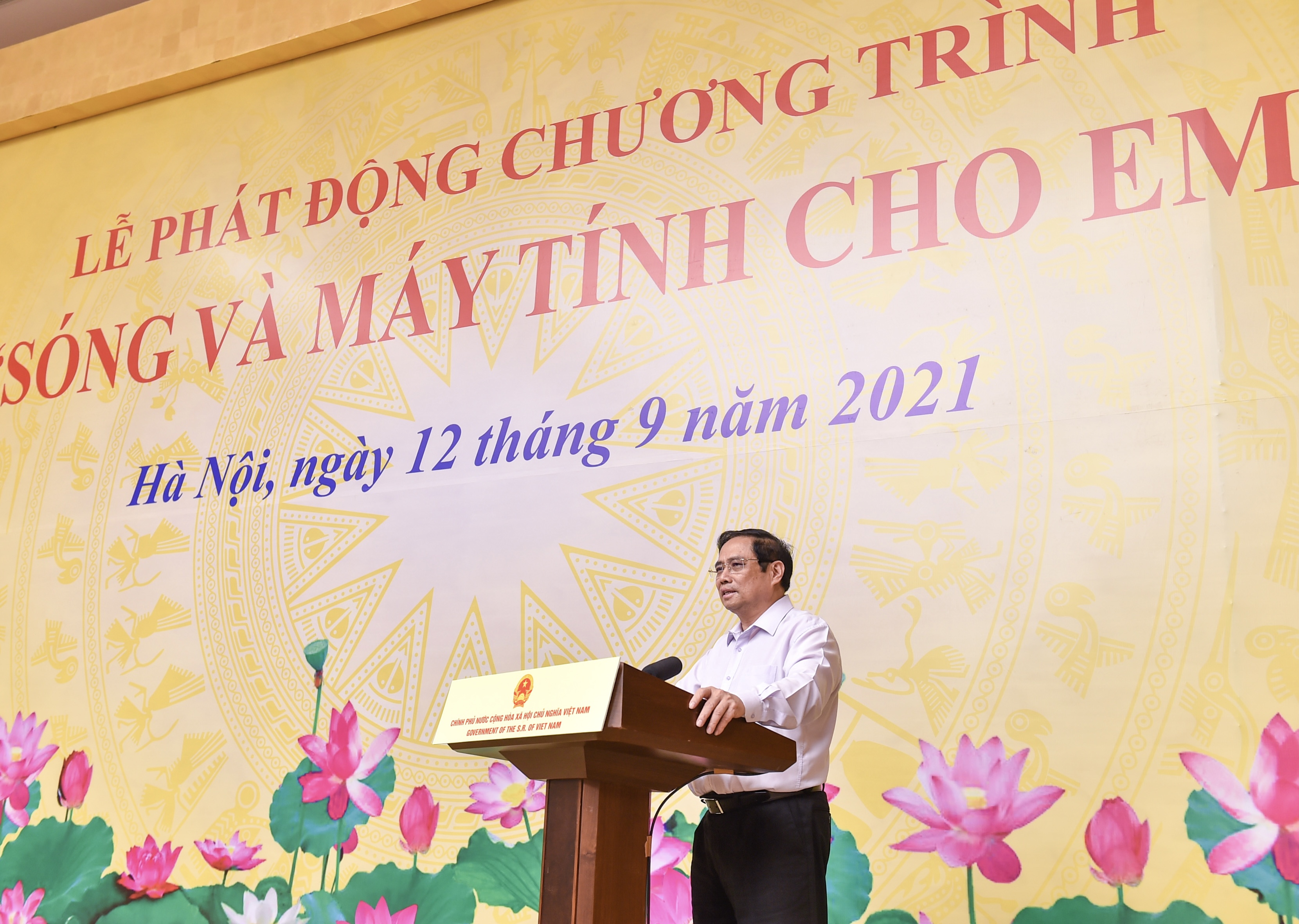 Thủ tướng Phạm Minh Chính kêu gọi hỗ trợ sóng và máy tính cho hàng triệu học sinh, sinh viên