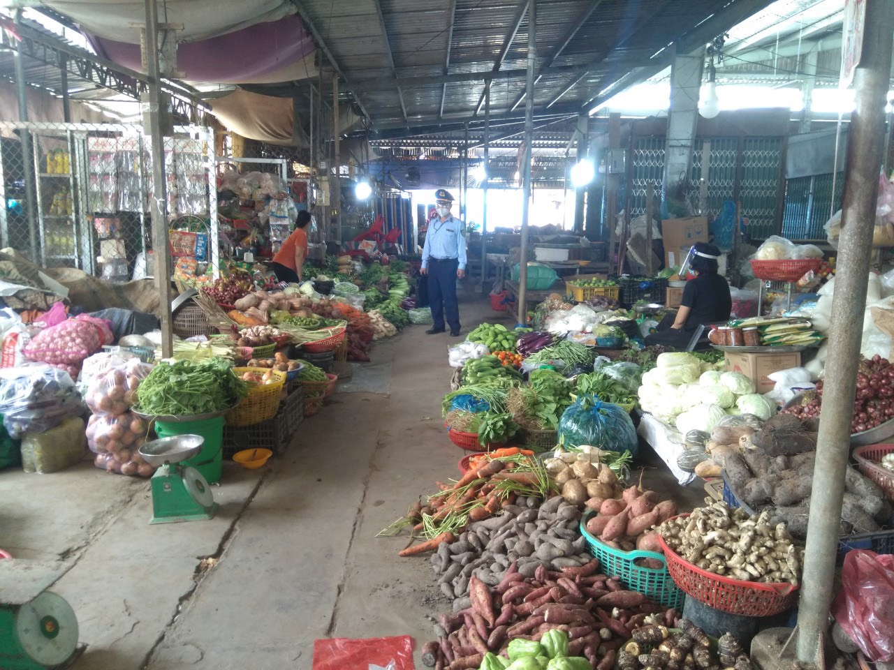 Tiền Giang Kiểm tra, phát hiện hơn 4 tấn tỏi Trung Quốc không có nhãn phụ chữ Việt