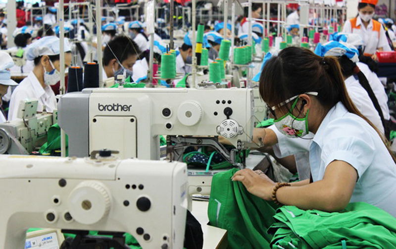 Dệt may lo ngại đơn hàng bị hủy và thiếu nhân công làm việc trong 4 tháng cuối năm