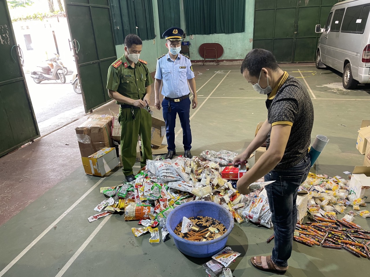 Xử phạt 17 triệu đồng cơ sở kinh doanh bánh Trung thu, thực phẩm không rõ nguồn gốc, xuất xứ