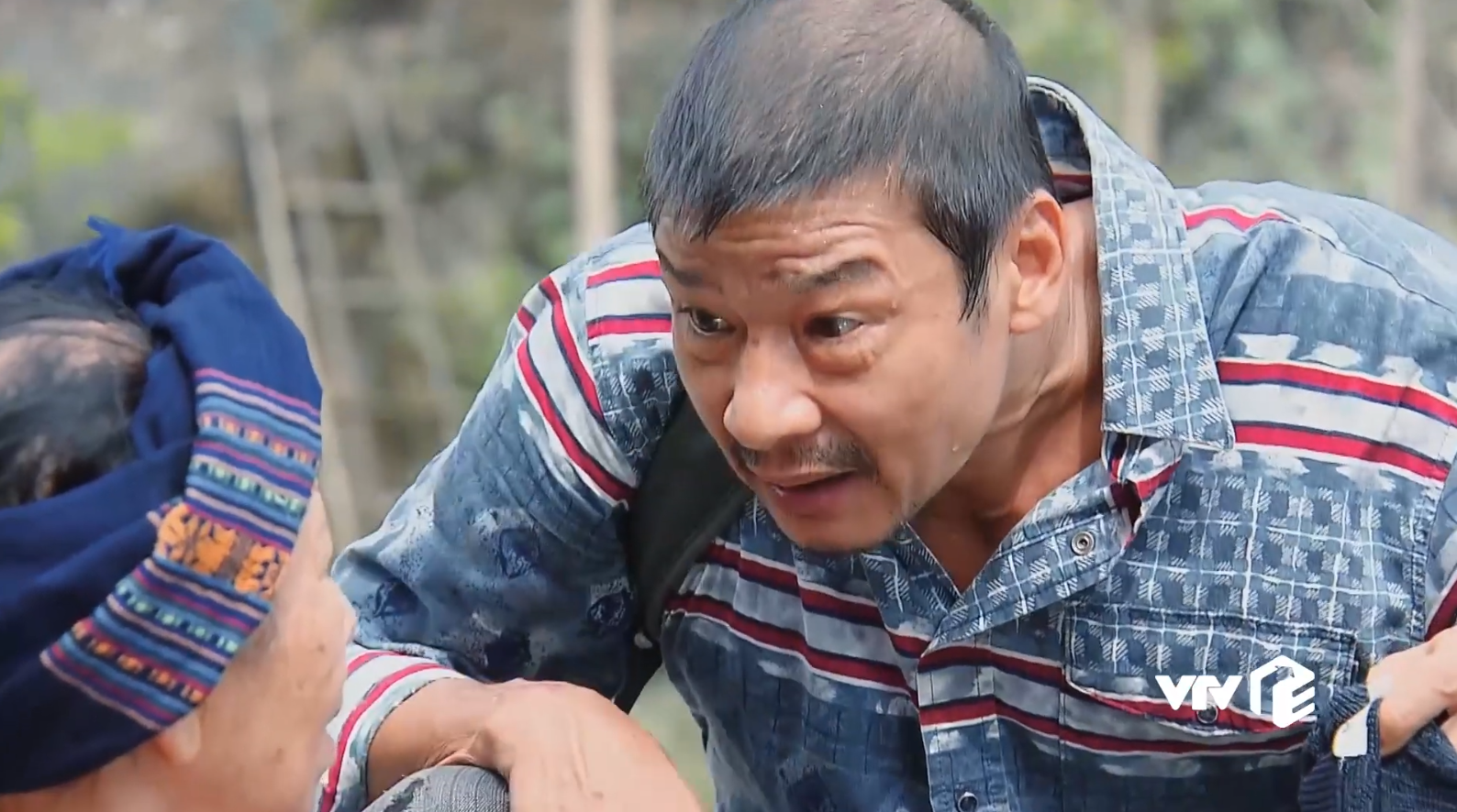 Preview Hương vị tình thân tập 35 phần 2 Ông Sinh phát hiện ra tung tích của Chiến chó, Huy thất vọng về vợ