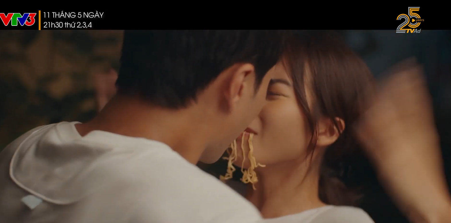 Phim 11 tháng 5 ngày Tập 21 Đăng thổi mì cho Nhi, vô tình hai người áp sát gần nhau khiến Đăng suýt hôn Nhi