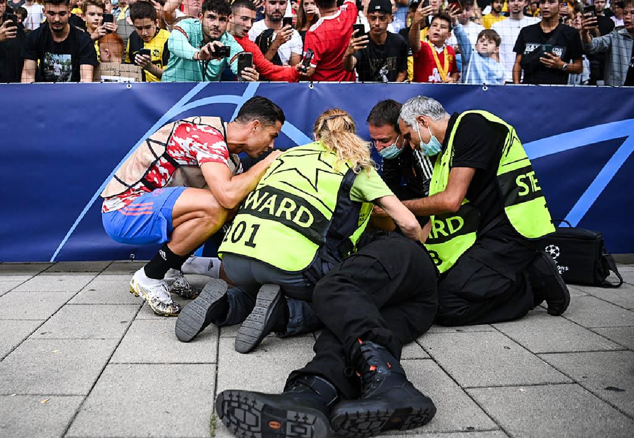 Ronaldo sút bóng trúng đầu khiến nhân viên an ninh ngã gục xuống sân