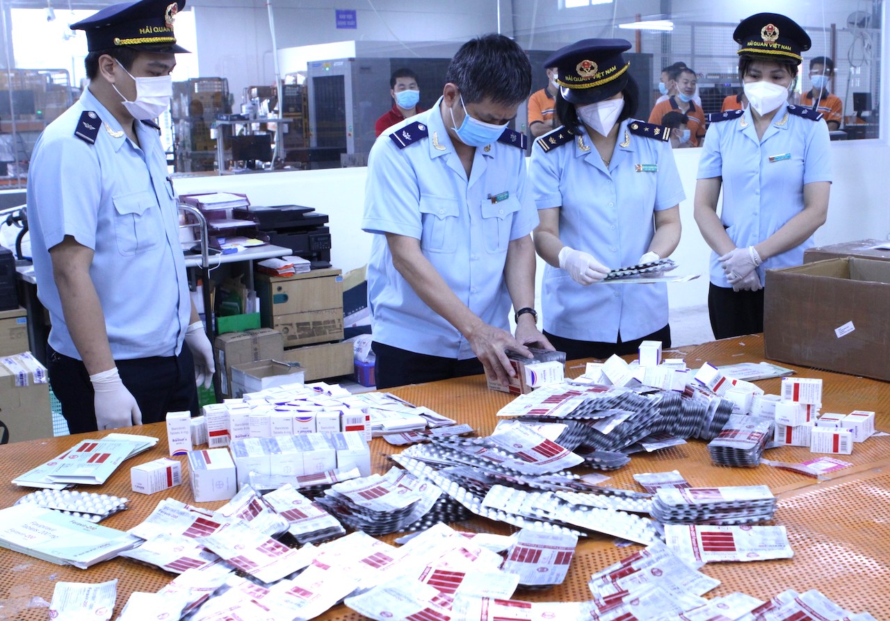 Thu giữ hơn 60.000 viên thuốc điều trị Covid-19 nhập lậu