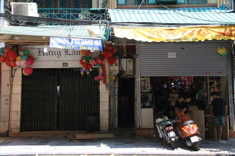 Sát đến ngày Tết Trung thu, phố đồ chơi, quầy bánh trung thu vắng lặng chưa từng có