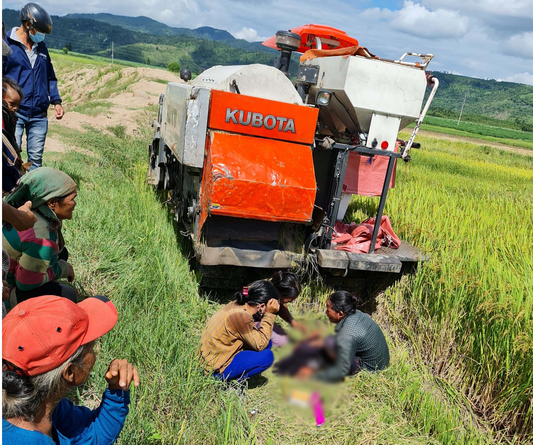 Chạy sau máy cắt lúa để bắt chuột đồng, bé trai 9 tuổi ở Gia Lai bị cán tử vong