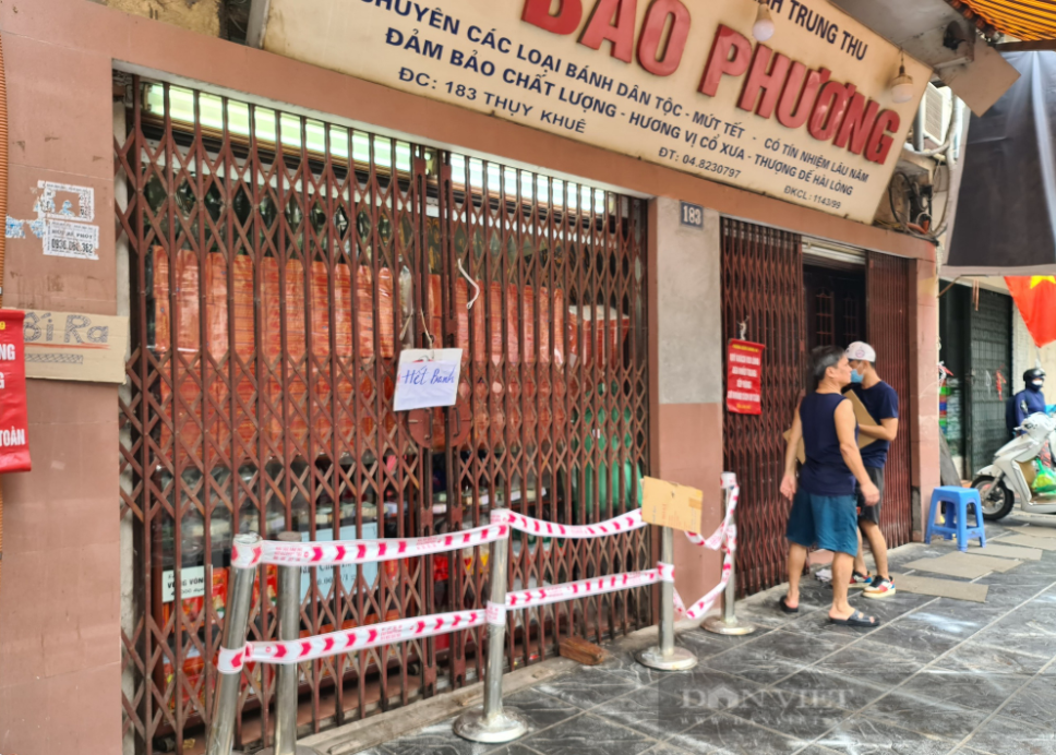 Để khách xếp hàng mua bánh, cửa hàng bánh Trung thu Bảo Phương bị xử lý