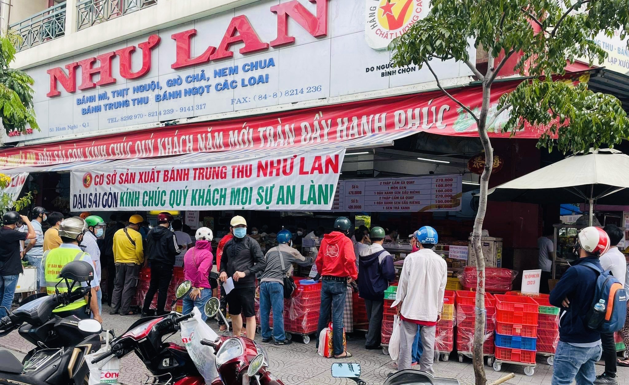 Người dân Sài Gòn xếp hàng mua bánh Trung thu bất chấp dịch Covid-19