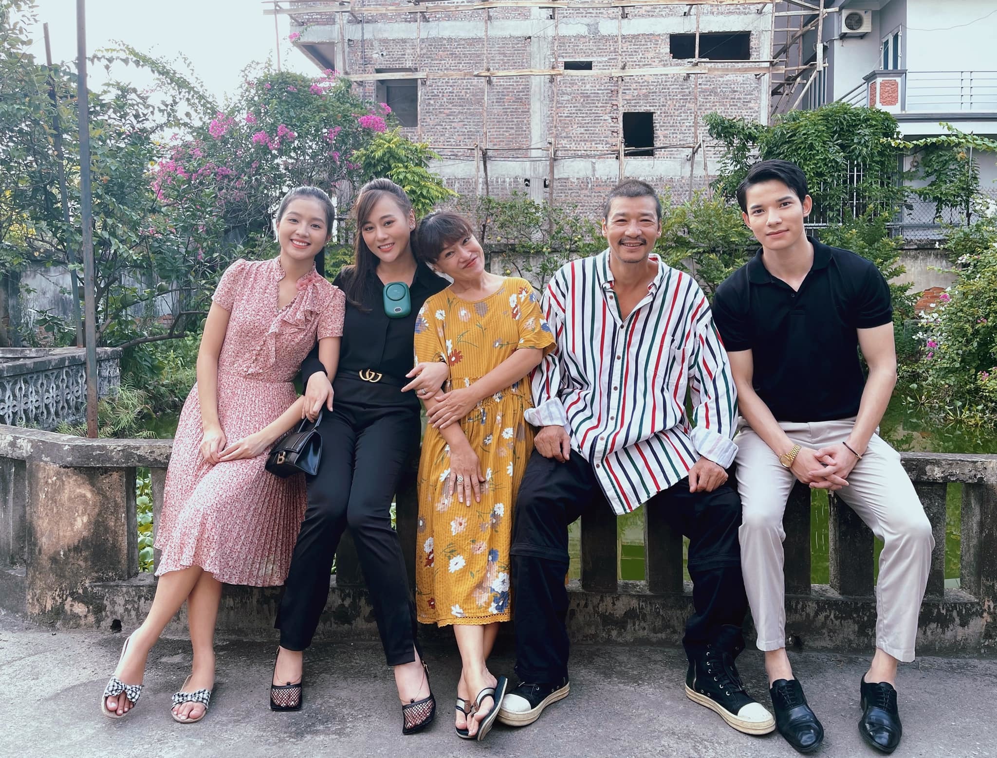 Hương vị tình thân Hé lộ hình ảnh vui vẻ, thân thiết trong hậu trường của dàn diễn viên hot