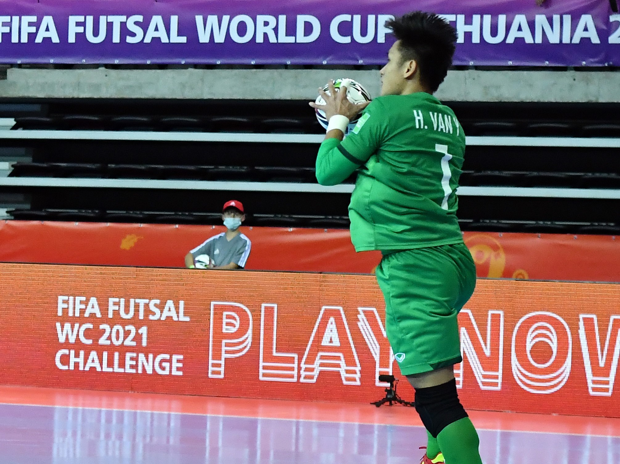 Thủ môn Hồ Văn Ý có 2 tình huống suýt ghi bàn trong trận thắng của Việt Nam trước Panama