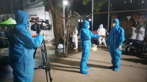 Cũng như lực lượng y tế, công an, quân đội, báo chí là những người trong tuyến đầu chống dịch