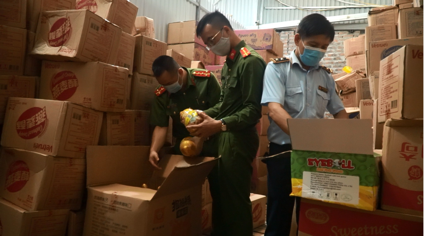 Phát hiện, thu giữ hơn 1.000 thùng bánh kẹo 3 không tại Hà Nội