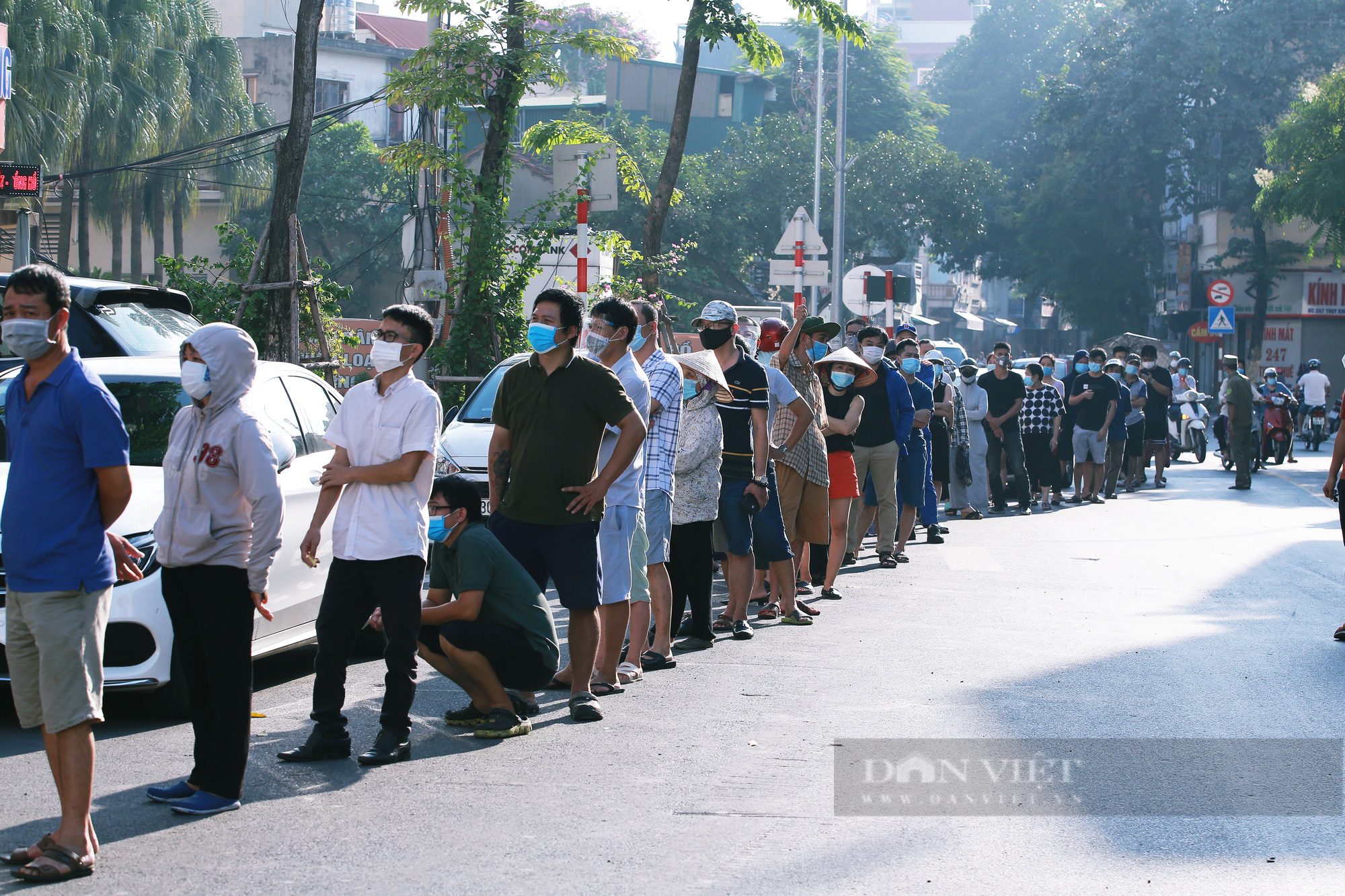 Người dân Hà Nội xếp hàng dài, đợi cả tiếng đồng hồ để mua bánh trung thu