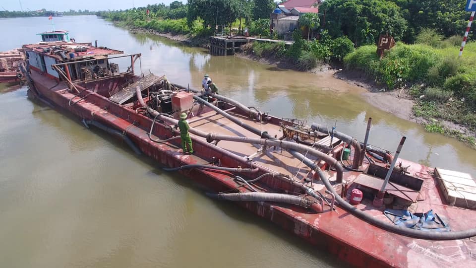 Hải Dương Bắt giữ tàu khai thác cát trái phép trên sông Thái Bình lúc nửa đêm
