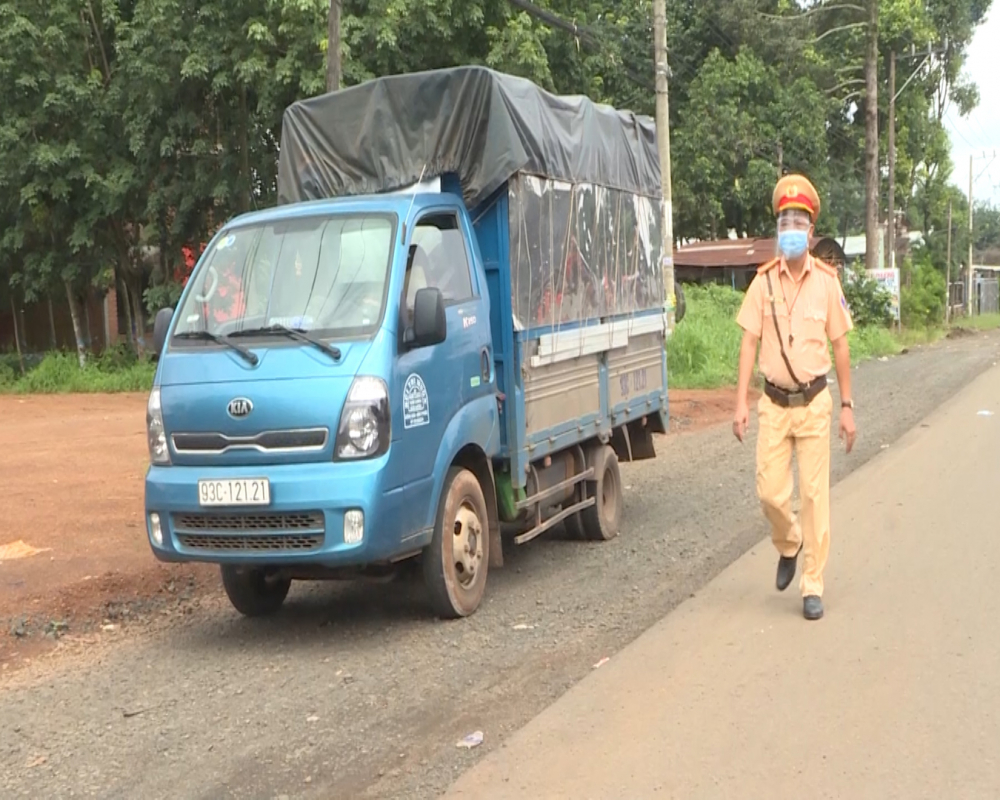 Bình Phước Bắt giữ 1 chiếc xe tải chở người trong thùng xe trốn chốt kiểm dịch