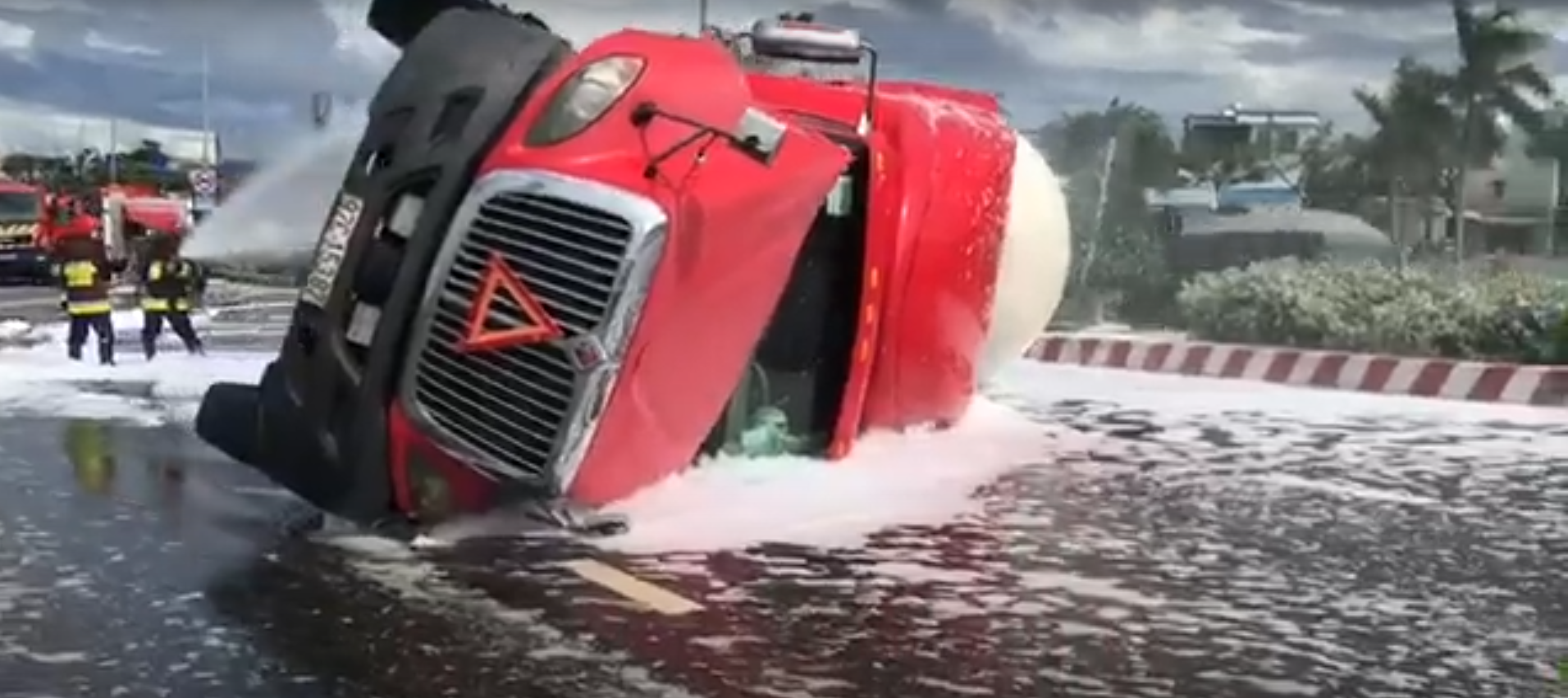 VideoCận cảnh cứu hộ xe đầu kéo chở 20 tấn gas bị lật tại Đà Nẵng