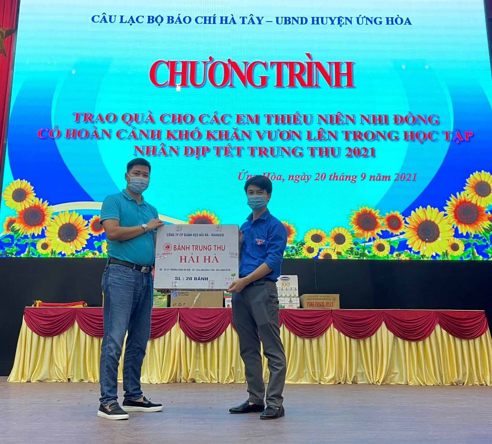 CLB Báo chí Hà Tây Thăm và tặng quà Tết trung thu cho trẻ em có hoàn cảnh đặc biệt