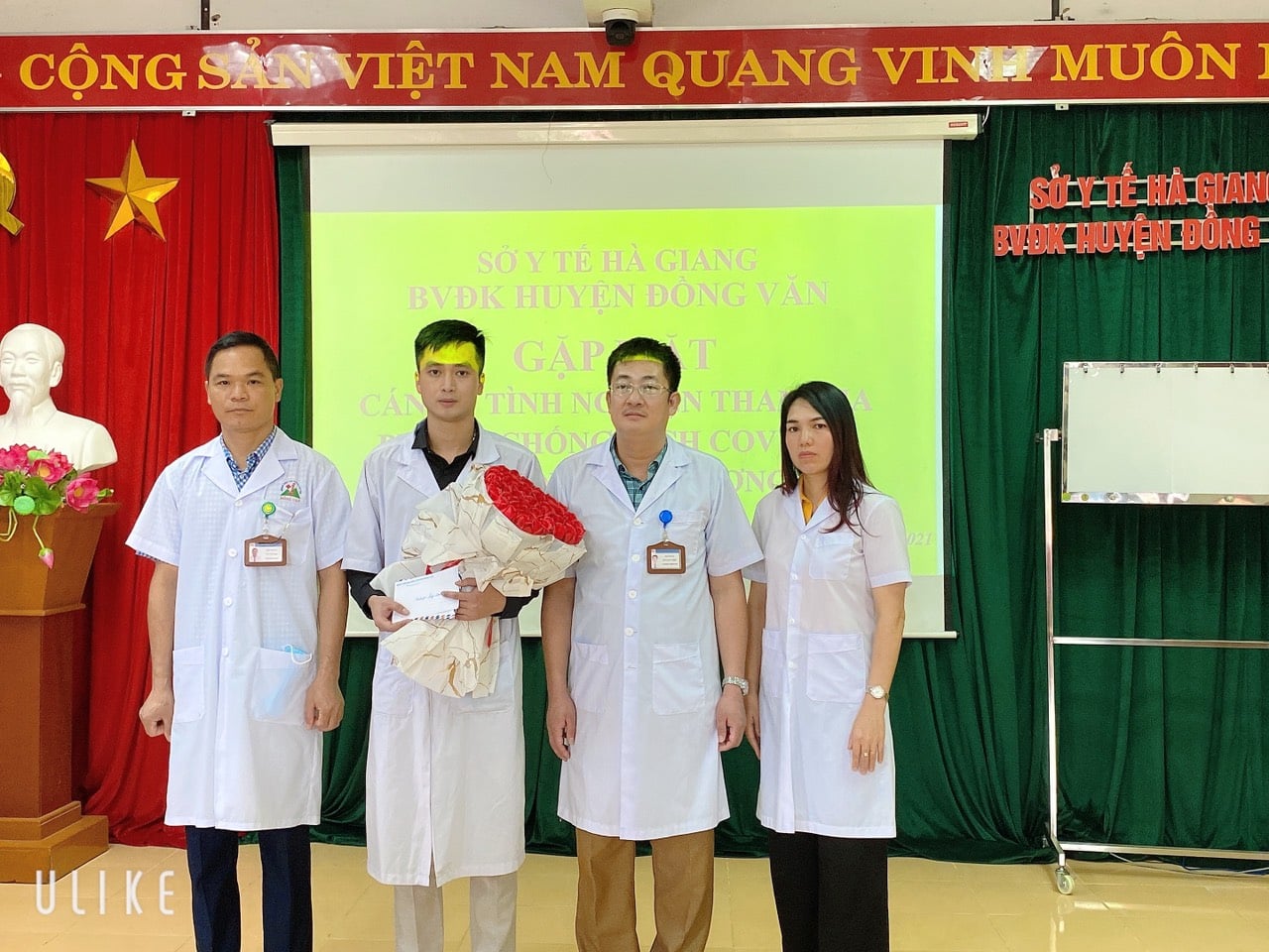 Bệnh viện đa khoa huyện Đồng Văn Thăm hỏi tặng quà các gia đình cán bộ bệnh viện đang tham chống dịch