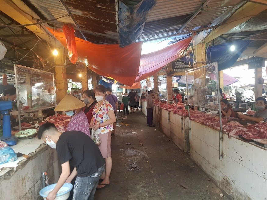 Sau giãn cách xã hội giá rau, thịt tại các chợ truyền thống bắt đầu giảm nhiệt