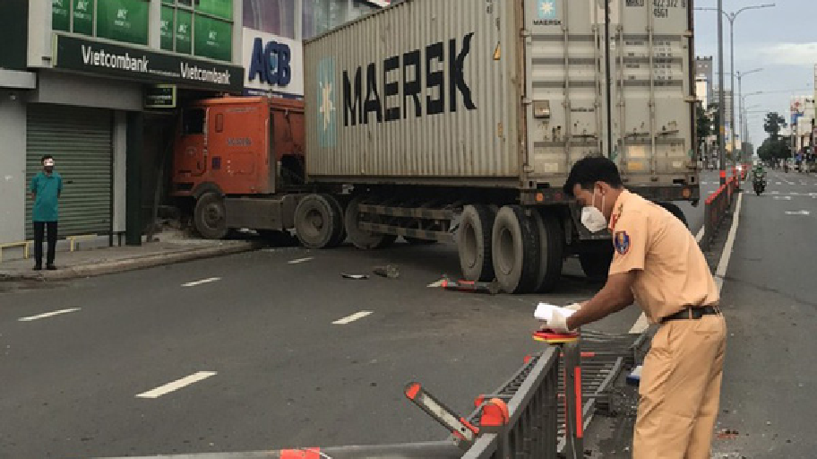 Tài xế ngủ gật, xe container lao thẳng vào chi nhánh ngân hàng ở Phú Nhuận, TP HCM