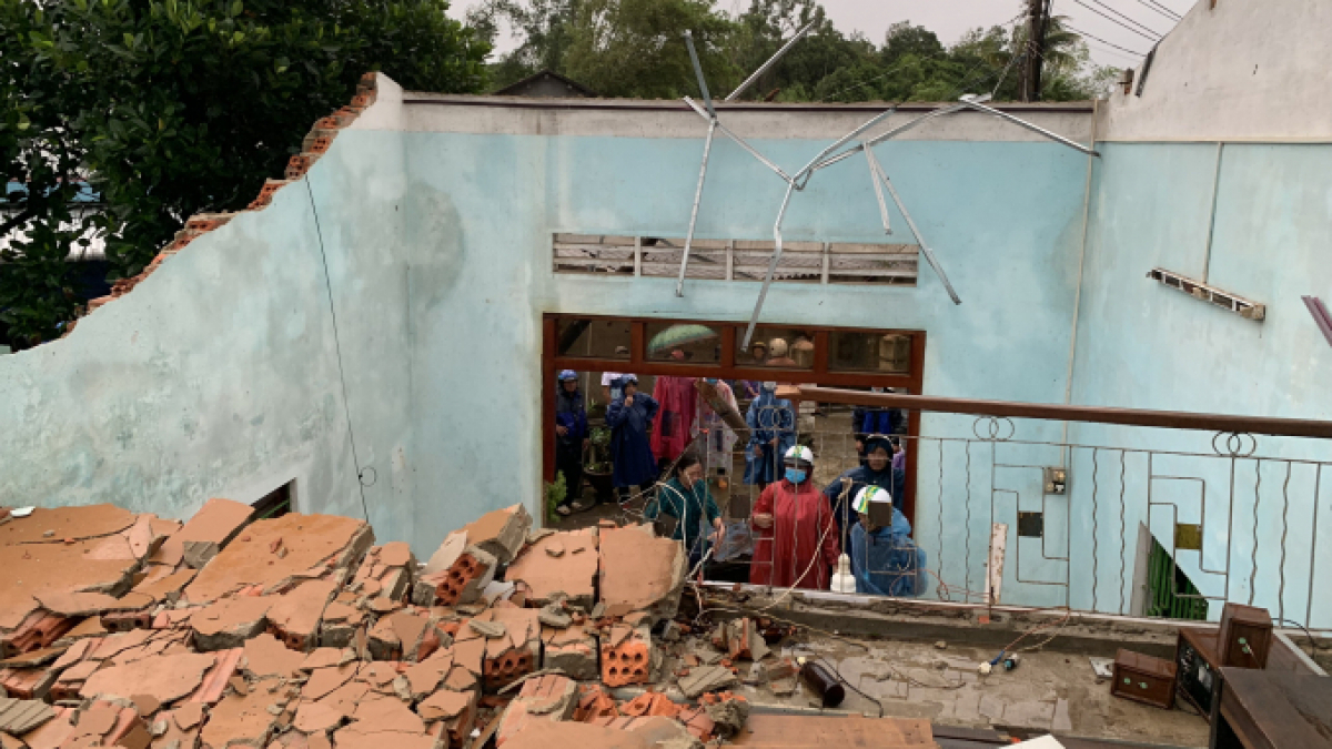 20 ngôi nhà bị tàn phá, nhiều tuyến đường ngập sâu do mưa bão tại Quảng Nam và Quảng Ngãi