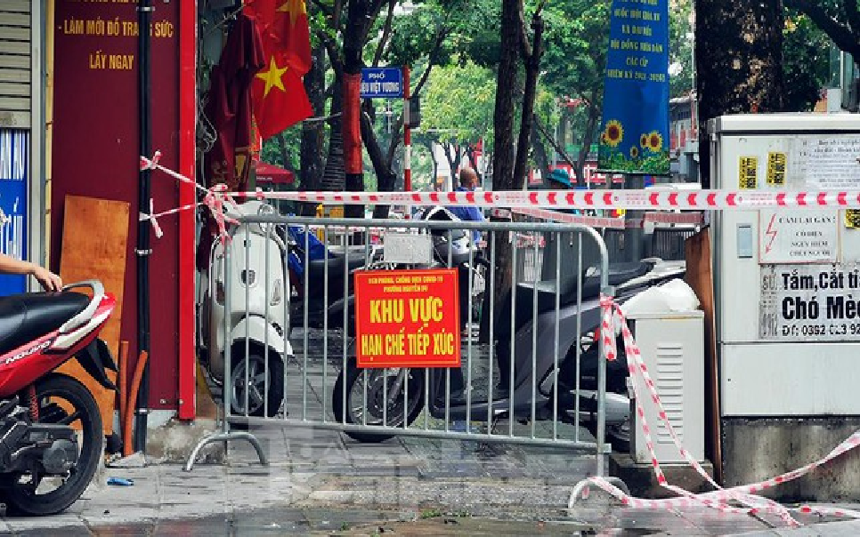 Hà Nội phong tỏa nhiều hộ dân trên đường Trần Nhân Tông sau khi phát hiện F0