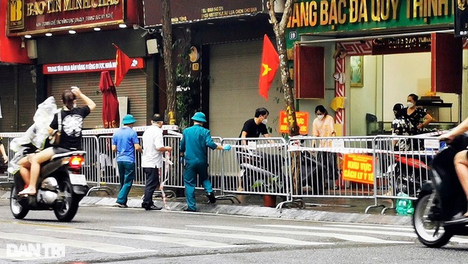 Phong tỏa đoạn phố Hà Nội có người đàn ông tự tử dương tính SARS-CoV-2 - 3