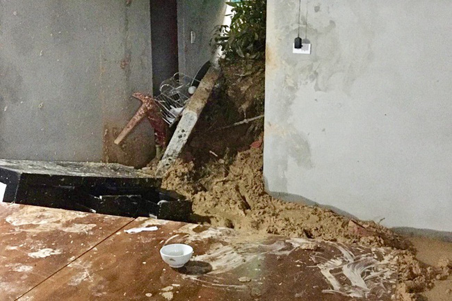 Hà Tĩnh Sạt lở đất làm sập nhà dân trong đêm, 1 em nhỏ bị thương