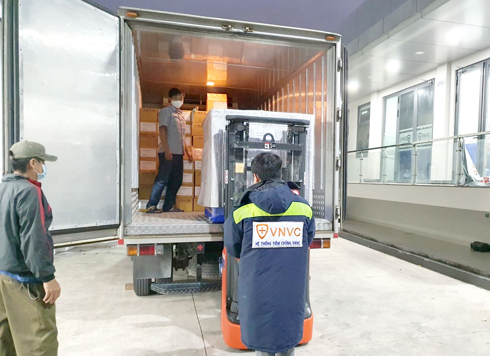 Bộ Y tế nhận thêm 1.3 triệu liều vaccine Covid-19 AstraZeneca từ VNVC