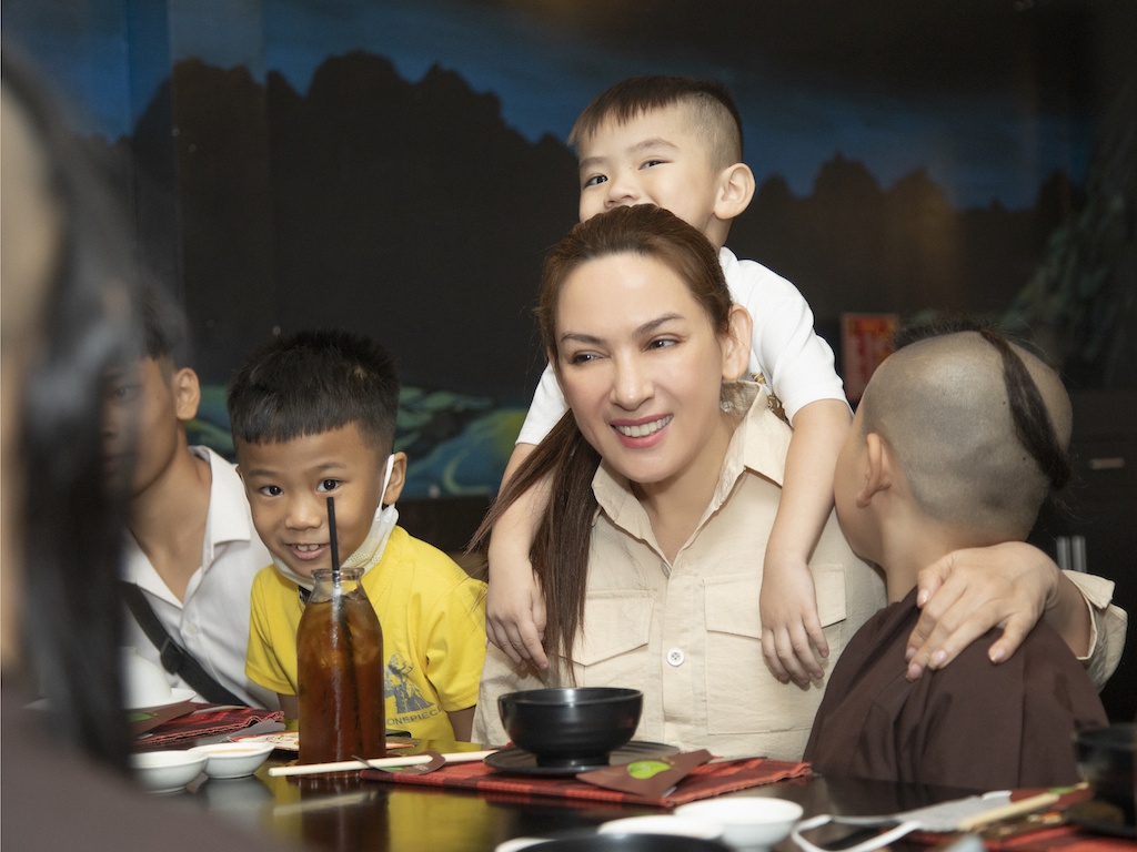 Ca sĩ Phi Nhung Cả cuộc đời thiện nguyện và mái ấm tình thương với 23 người con nuôi