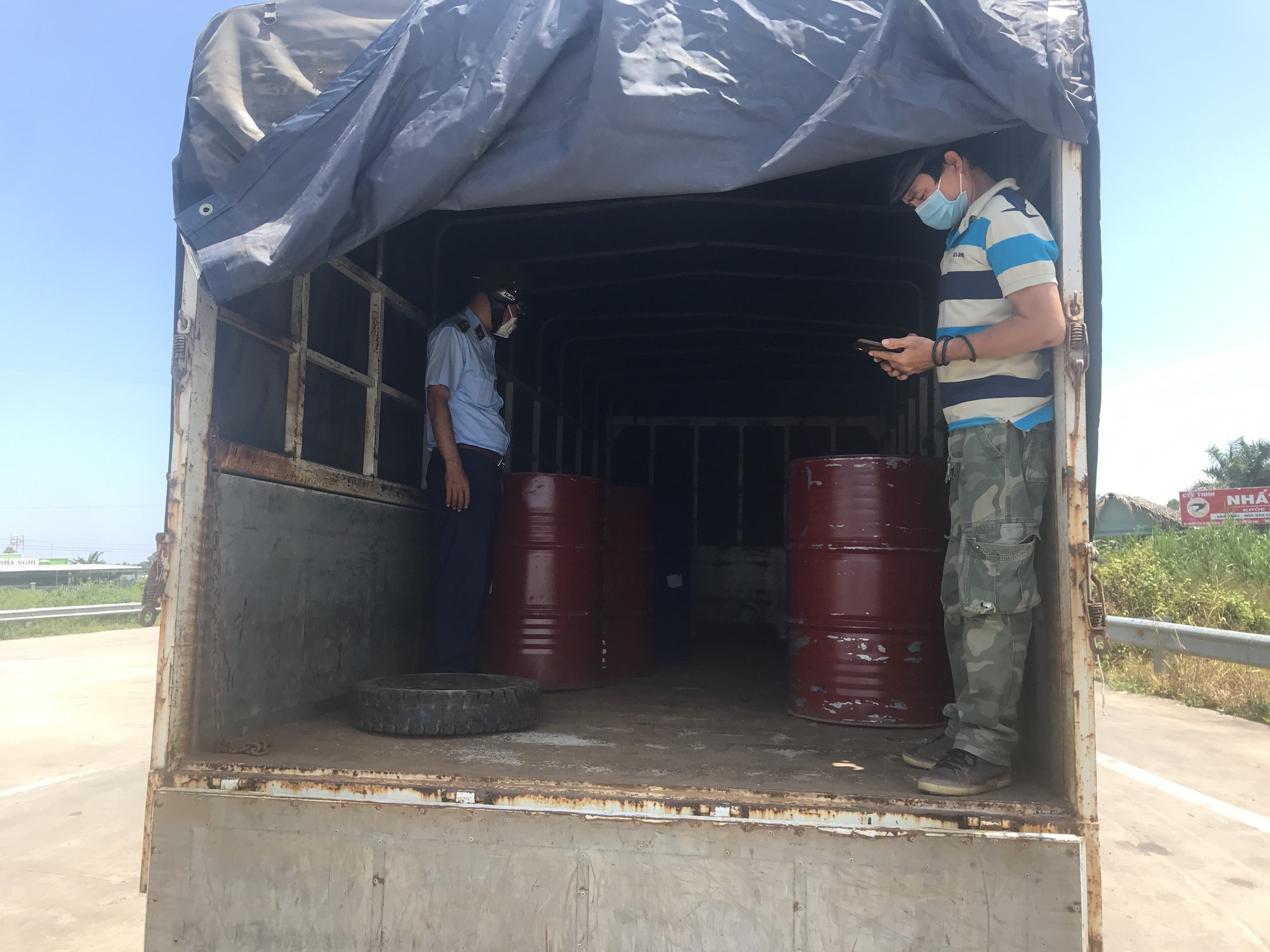 Tiền Giang Phát hiện hơn 3.000 lít hóa chất công nghiệp vi phạm vận chuyển trên xe luồng xanh