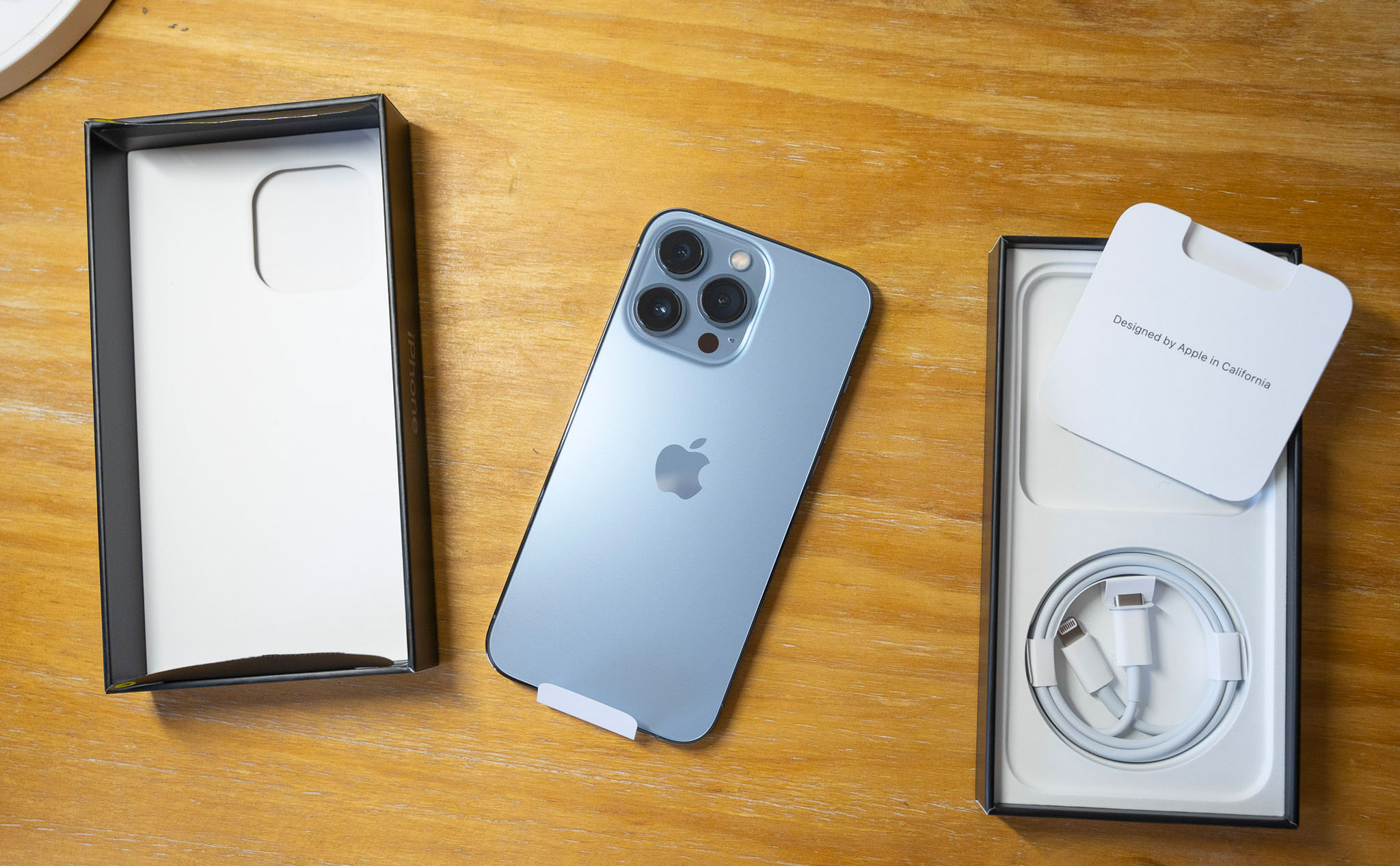 Apple tiếp tục bị phạt vì bán iPhone 13 không kèm bộ sạc