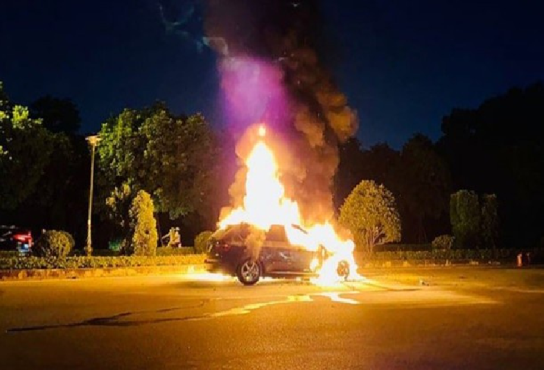 Ô tô BMW bốc cháy dữ dội ở Hà Nội, gia đình 3 người trong xe thoát nạn