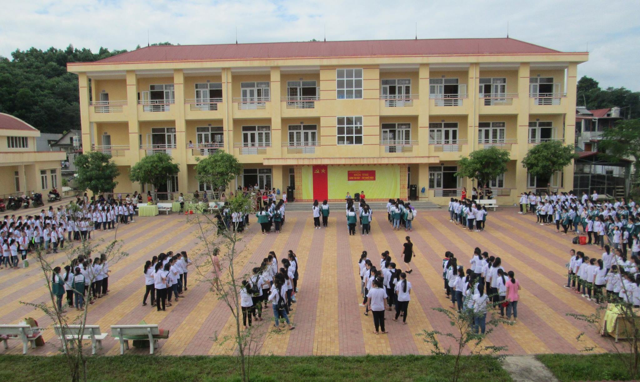 Yên Bái xác minh thông tin vụ việc học sinh nghỉ học vì thầy cô tổ chức sinh nhật hiệu trưởng