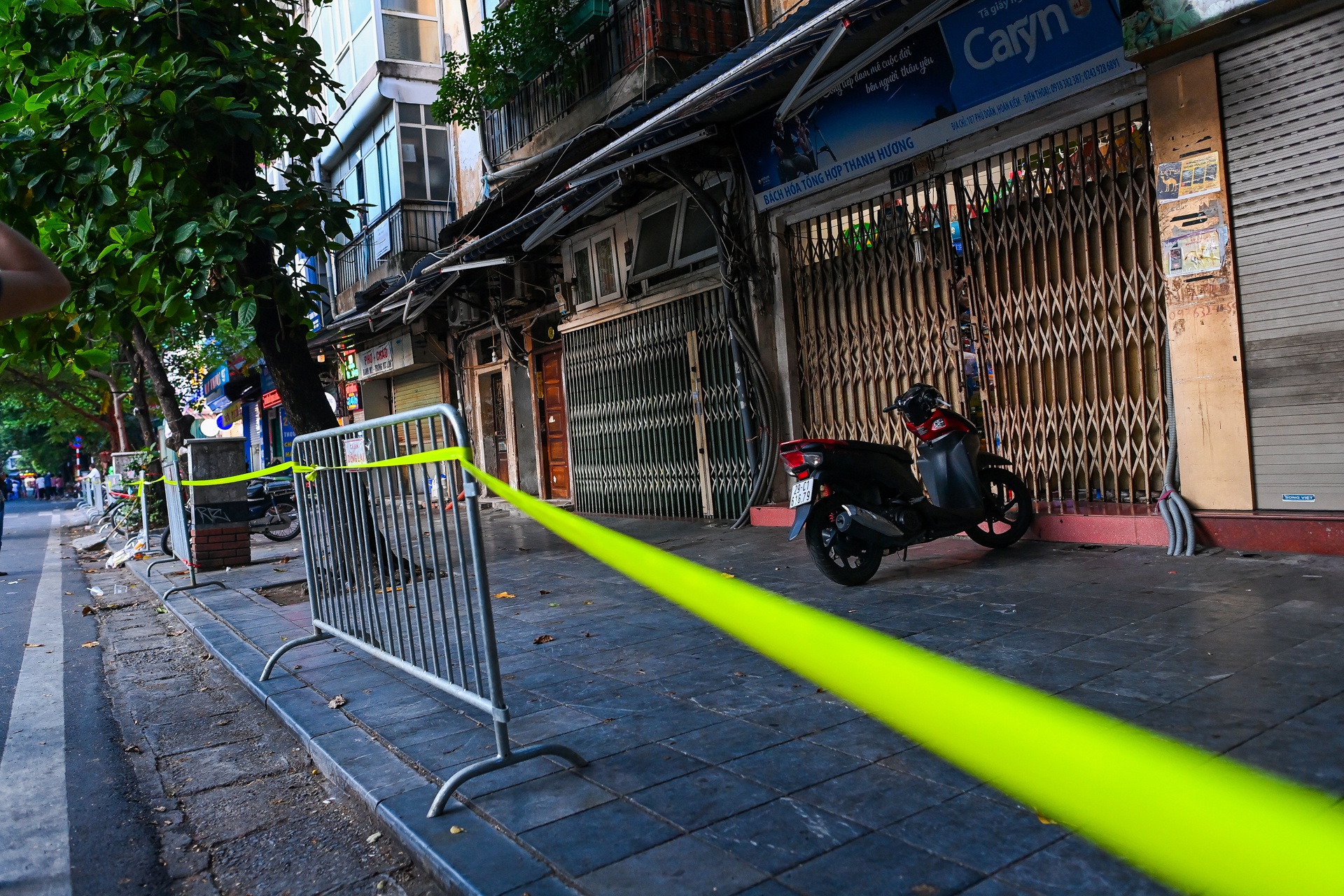 Hà Nội đóng cửa các cửa hàng phố Phủ Doãn để truy vết ca mắc COVID-19