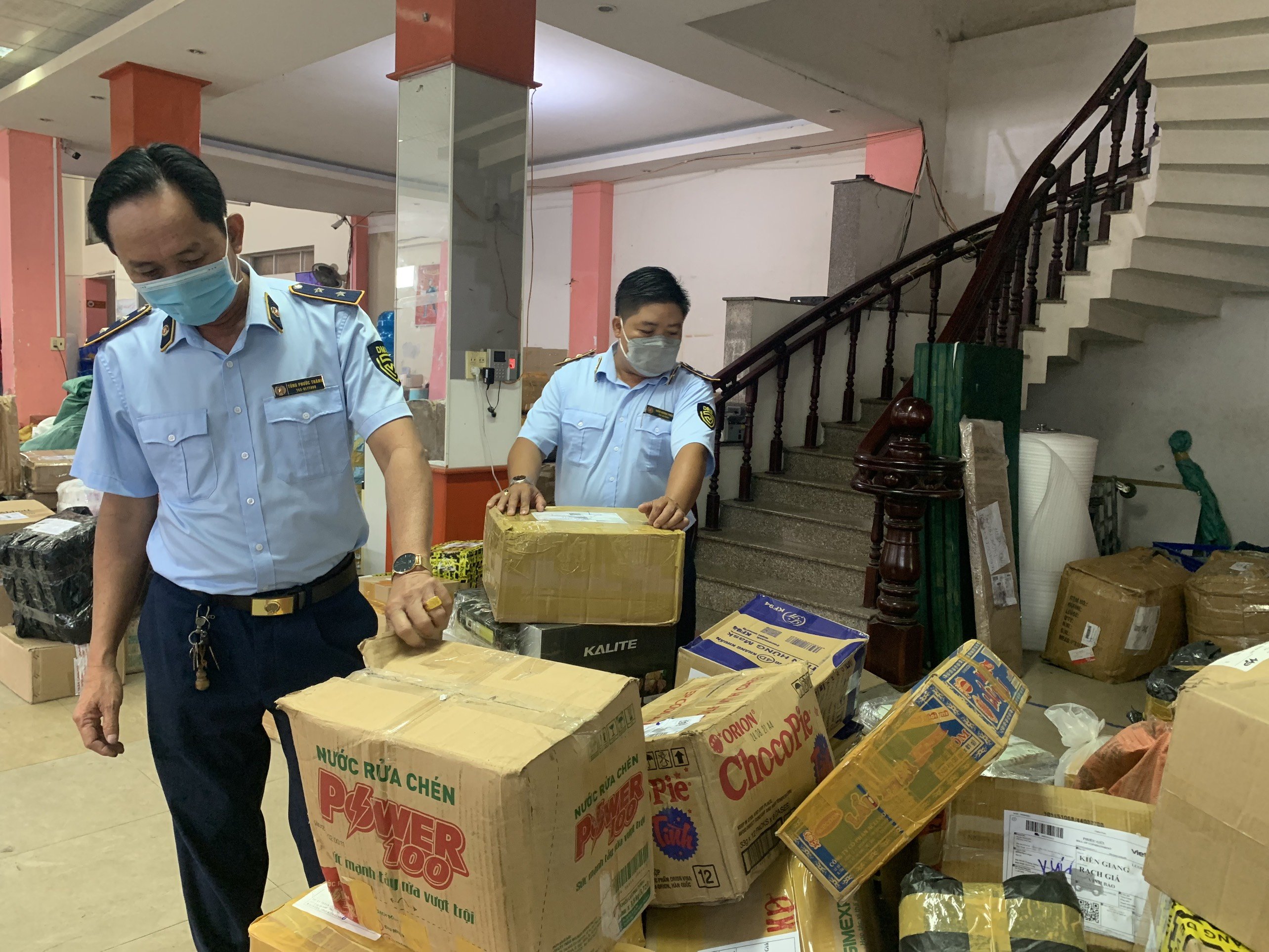 Tạm giữ nhiều hàng hóa vi phạm tại Chi nhánh Bưu chính Viettel Kiên Giang