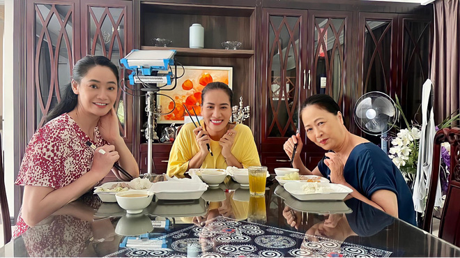 Hương vị tình thân Diễn viên Quách Thu Phương chia sẻ những cảnh quay cuối, Minh Cúc hé lộ thời điểm đóng máy