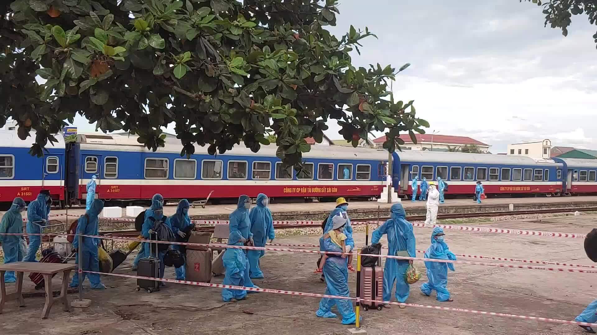 500 người dân Ninh Bình từ phía Nam được đưa về quê bằng chuyến tàu chuyên biệt