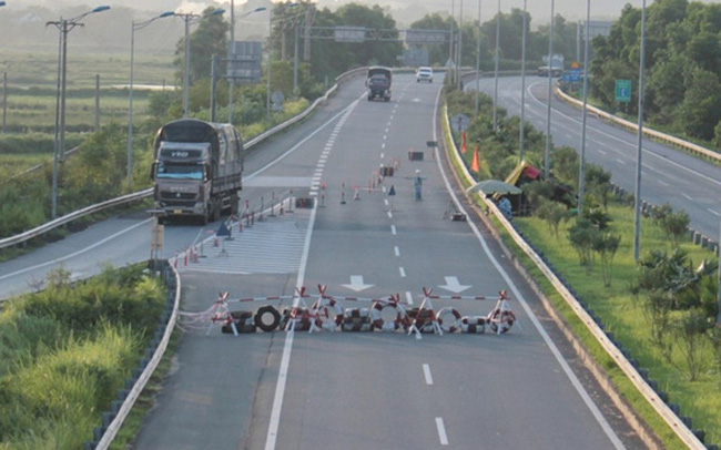 Xem xét, xử lý phản ánh về thu phí trên cao tốc và giá sàn vé máy bay