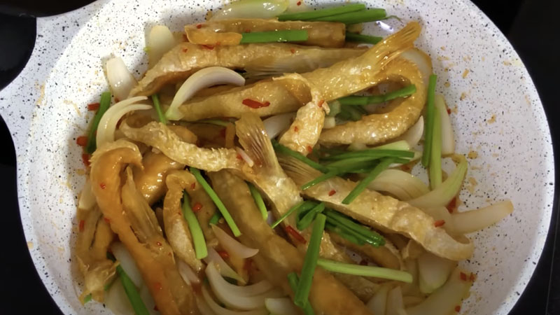 Bí quyết làm món lườn cá hồi chiên nước mắm siêu ngon