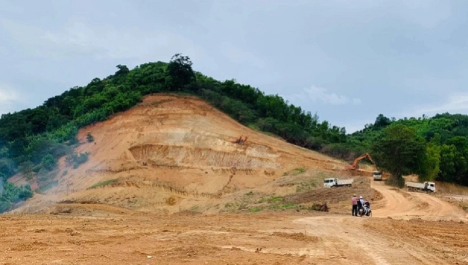 Chưa hoàn thiện thủ tục vẫn ngang nhiên ủi đường, bạt núi xây nghĩa trang