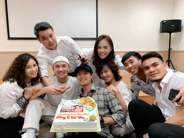 Hương vị tình thân Đoàn phim tổ chức tiệc đóng máy với sự xuất hiện của đông đủ dàn diễn viên và ê-kíp làm phim