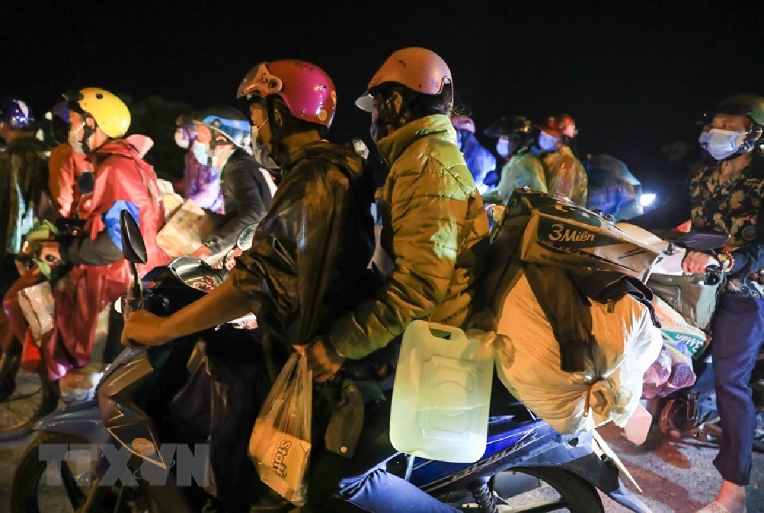 Chùm ảnh CSGT Hà Nội xuyên đêm túc trực đón dẫn người từ vùng dịch qua địa bàn