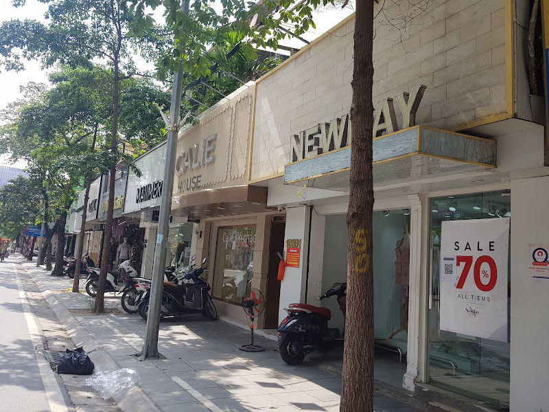 Shop thời trang vẫn ngồi mơ không khí chen chân người mua của những ngày tháng trước giãn cách