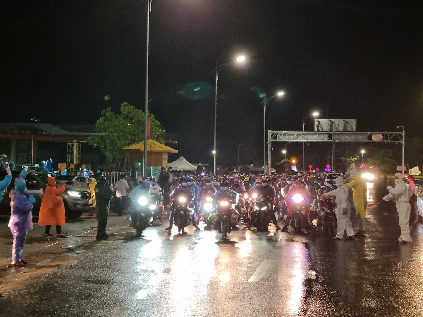 Lần đầu tiên trong lịch sử, hầm Hải Vân mở cửa để người dân hồi hương bằng xe máy đi qua