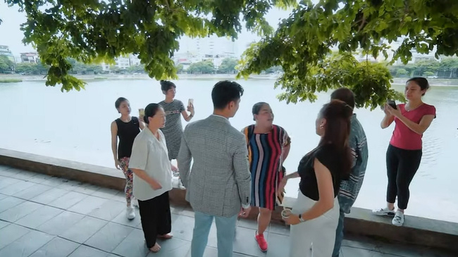 Hương vị tình thân Chiêu tung clip bóc phốt để làm xấu mặt đối phương được sử dụng nhiều lần trong phim