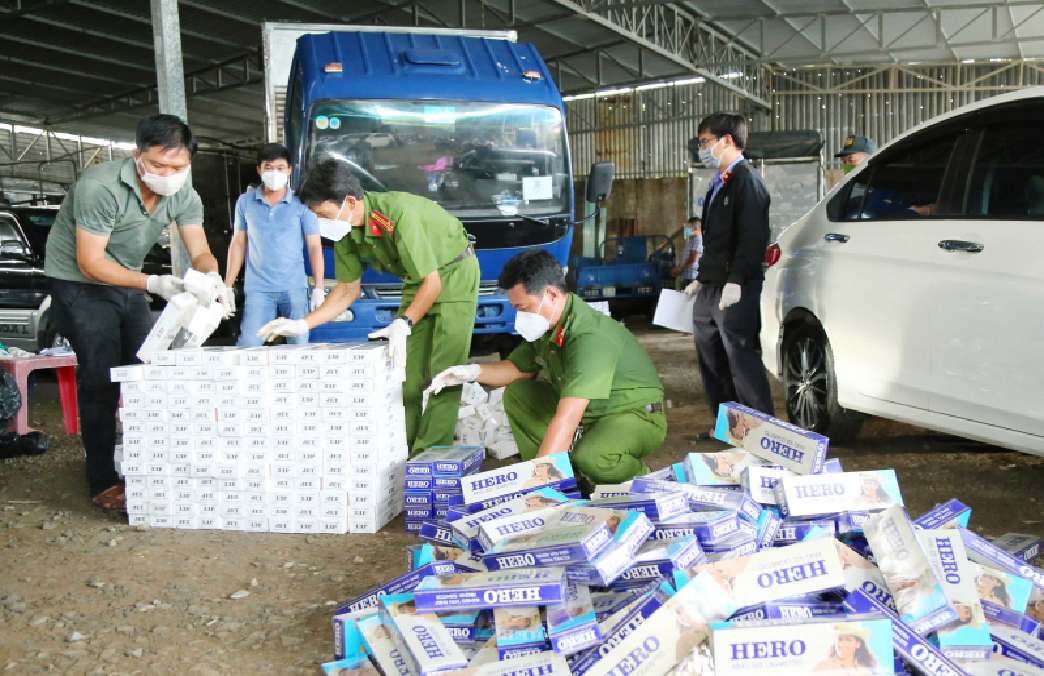 Sóc Trăng Lợi dụng xe “luồng xanh” vận chuyển hơn 11.000 bao thuốc lá nhập lậu