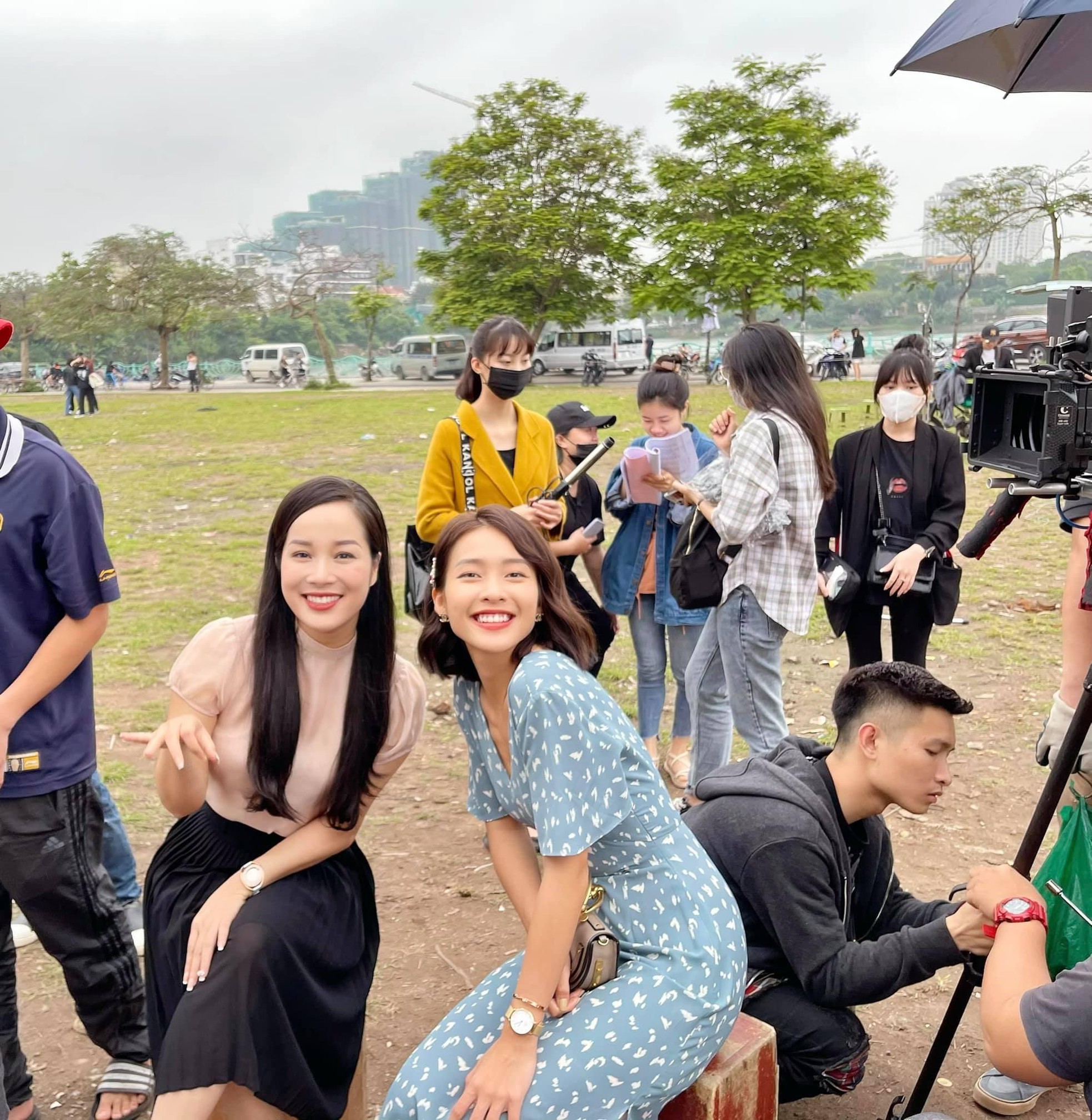 11 tháng 5 ngày Diễn viên Minh Hương chia sẻ ảnh hậu trường phim thân thiết của Mẹ kế - con chồng